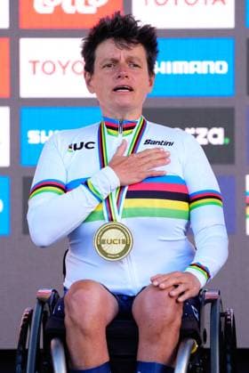 2025 UCI Para-cycling Road World Championships Picture by Olly Hassell SWpix.com - 28 08 2025 - Cycling - 2025 UCI Para-cycling Road World Championships - Ronse, Flanders, Belgium - Women H2 Individual Time Trial (ITT)Podium - Roberta Amadeo (Italy) receiving the Gold Medal to become World Champion Copyright: x xSWpix.comx(t axPhotographyxHubxLtd)xOllyxHassell SWpix.comx SWP-3069-0423
