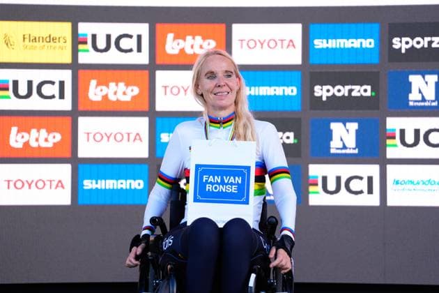 2025 UCI Para-cycling Road World Championships Picture by Olly Hassell SWpix.com - 28 08 2025 - Cycling - 2025 UCI Para-cycling Road World Championships - Ronse, Flanders, Belgium - Women H2 Individual Time Trial (ITT)Podium - Manuela Vos Van Den Bouwhuijsen (Spain) receiving the Gold Medal to become World Champion Copyright: x xSWpix.comx(t axPhotographyxHubxLtd)xOllyxHassell SWpix.comx SWP-3069-0425