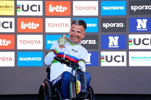 2025 UCI Para-cycling Road World Championships Picture by Olly Hassell SWpix.com - 28 08 2025 - Cycling - 2025 UCI Para-cycling Road World Championships - Ronse, Flanders, Belgium - Men H1 Individual Time Trial (ITT)Podium - Fabrizio Cornegliani (Italy) receiving the Gold Medal to become World Champion Copyright: x xSWpix.comx(t axPhotographyxHubxLtd)xOllyxHassell SWpix.comx SWP-3069-0431