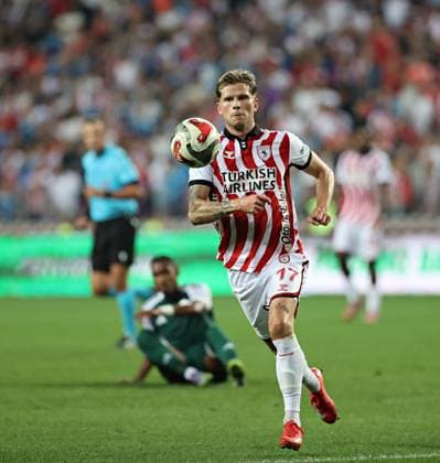Samsunspor v Panathinaikos - UEFA Europa League SAMSUN, TURKIYE - AUGUST 28: Logi Tomasson (17) of Samsunspor in action during the UEFA Europa League playoff round second leg football match between Samsunspor and Panathinaikos at 19 May Stadium in Samsun, Turkiye on August 28, 2025. Veysel Altun Anadolu Samsun Turkey. Editorial use only. Please get in touch for any other usage.  Copyright: x2025xAnadoluxVeyselxAltunx