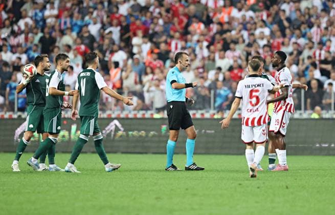 Samsunspor v Panathinaikos - UEFA Europa League SAMSUN, TURKIYE - AUGUST 28: Samsunspor players object a decision made by the referee Irfan Peljto during the UEFA Europa League playoff round second leg football match between Samsunspor and Panathinaikos at 19 May Stadium in Samsun, Turkiye on August 28, 2025. Veysel Altun Anadolu Samsun Turkey. Editorial use only. Please get in touch for any other usage.  Copyright: x2025xAnadoluxVeyselxAltunx
