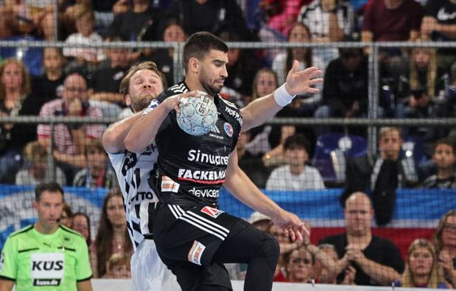 28 08 2025 Handball 1 Bundesliga DAIKIN HBL Season 2025 2026 01 Matchday HC Erlangen Metropolregion Nürnberg HCE THW Kiel DaMa xdaxmax Petter Overby 11, THW Kiel Milos Kos 5, HC Erlangen HCE