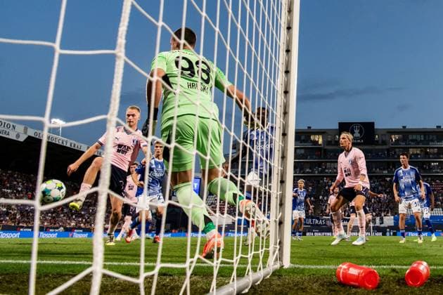 250828 Daniel Gudjohnsen of Malmö FF scores the 0 1 goal against goalkeeper Matus Hruska of SK Sigma Olomouc during the second leg UEFA Europa League play off football match between SK Sigma Olomouc and Malmö FF on August 28, 2025 in Olomouc Photo Petter Arvidson BILDBYRAN kod PA PA1072 fotboll football soccer fotball uefa europa league europa league malmö ff sk sigma olomouc bbeng playoff  Copyright: PETTERxARVIDSON BB250828PA160