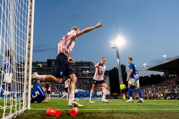 250828 Daniel Gudjohnsen of Malmö FF celebrates after his 0-1 goal with Jens Stryger Larsen during the second leg UEFA Europa League play off football match between SK Sigma Olomouc and Malmö FF on August 28, 2025 in Olomouc Photo Petter Arvidson BILDBYRAN kod PA PA1072 fotboll football soccer fotball uefa europa league europa league malmö ff sk sigma olomouc bbeng playoff jubel  Copyright: PETTERxARVIDSON BB250828PA161