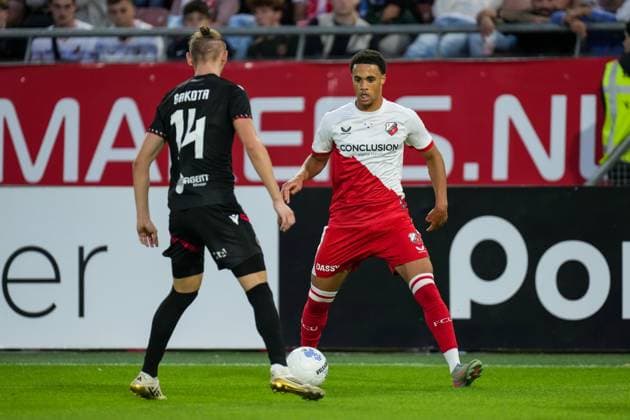 2025-08-28 FC Utrecht v Zrinjski Mostar - UEFA Europa League Playoff Round Second Leg UTRECHT, NETHERLANDS - AUGUST 28: Matej Sakota of Zrinjski Mostar defends Adrian Blake of FC Utrecht during the UEFA Europa League Playoff Round Second Leg match between FC Utrecht and Zrinjski Mostar at Stadion Galgenwaard on August 28, 2025 in Utrecht, Netherlands. Utrecht Stadion Galgenwaard Netherlands Content not available for redistribution in The Netherlands directly or indirectly through any third parties. Copyright: xJorisxVerwijstx