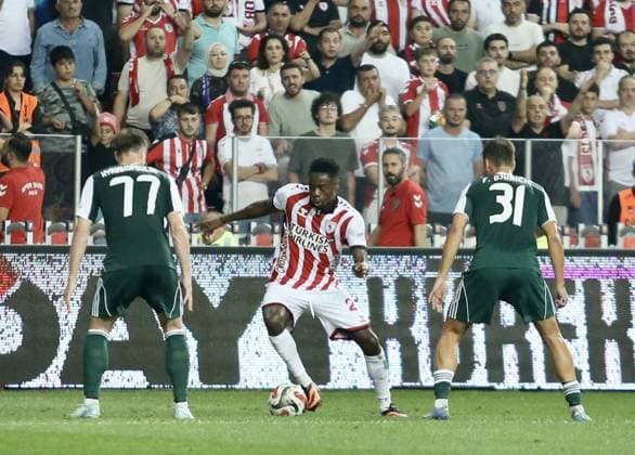 Samsunspor v Panathinaikos - UEFA Europa League SAMSUN, TURKIYE - AUGUST 28: Players compete during the UEFA Europa League playoff round second leg football match between Samsunspor and Panathinaikos at 19 May Stadium in Samsun, Turkiye on August 28, 2025. Recep Bilek Anadolu Samsun Turkey. Editorial use only. Please get in touch for any other usage.  Copyright: x2025xAnadoluxRecepxBilekx