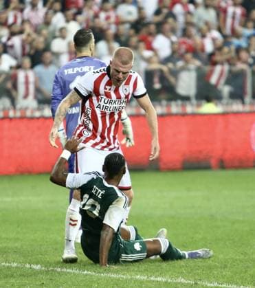 Samsunspor v Panathinaikos - UEFA Europa League SAMSUN, TURKIYE - AUGUST 28: Van Drongelen of Samsunspor argues Tete of Panathinaikos during the UEFA Europa League playoff round second leg football match between Samsunspor and Panathinaikos at 19 May Stadium in Samsun, Turkiye on August 28, 2025. Recep Bilek Anadolu Samsun Turkey. Editorial use only. Please get in touch for any other usage.  Copyright: x2025xAnadoluxRecepxBilekx