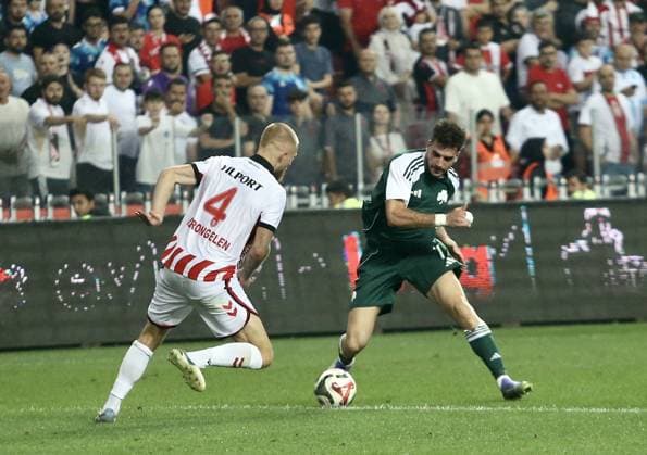 Samsunspor v Panathinaikos - UEFA Europa League SAMSUN, TURKIYE - AUGUST 28: Van Drongelen of Samsunspor in action against Loannidis of Panathinaikos during the UEFA Europa League playoff round second leg football match between Samsunspor and Panathinaikos at 19 May Stadium in Samsun, Turkiye on August 28, 2025. Recep Bilek Anadolu Samsun Turkey. Editorial use only. Please get in touch for any other usage.  Copyright: x2025xAnadoluxRecepxBilekx