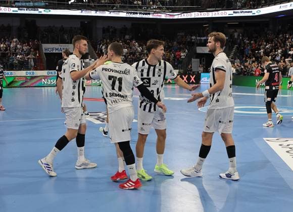 28 08 2025 Handball 1 Bundesliga DAIKIN HBL Season 2025 2026 01 Matchday HC Erlangen Metropolregion Nuremberg HCE THW Kiel DaMa xdaxmax Cheers of joy after the end of the match THW Kiel team high-fives after the end of the match