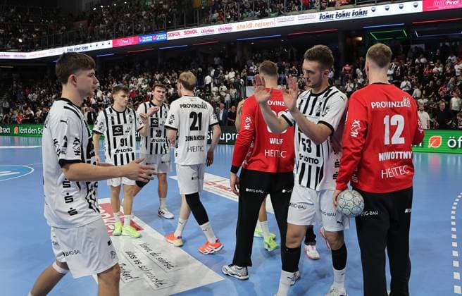 28 08 2025 Handball 1 Bundesliga DAIKIN HBL Season 2025 2026 01 Matchday HC Erlangen Metropolregion Nuremberg HCE THW Kiel DaMa xdaxmax Cheers of joy after the end of the match THW Kiel team high-fives after the end of the match