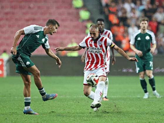 Samsunspor v Panathinaikos - UEFA Europa League SAMSUN, TURKIYE - AUGUST 28: Zeki Yavru (18) of Samsunspor in action against Filip Duricic (31) of Panathinaikos during UEFA Europa League playoff round second leg football match between Samsunspor and Panathinaikos at 19 May Stadium in Samsun, Turkiye on August 28, 2025. Veysel Altun Anadolu Samsun Turkey. Editorial use only. Please get in touch for any other usage.  Copyright: x2025xAnadoluxVeyselxAltunx