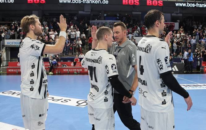 28 08 2025 Handball 1 Bundesliga DAIKIN HBL Season 2025 2026 01 Matchday HC Erlangen Metropolregion Nuremberg HCE THW Kiel DaMa xdaxmax Cheers of joy after the end of the match Filip Jicha Coach THW Kiel claps with Petter Overby 11, THW Kiel Elias Ellefsen a Skipagotu 71, THW Kiel Domagoj Duvnjak 4, THW Kiel