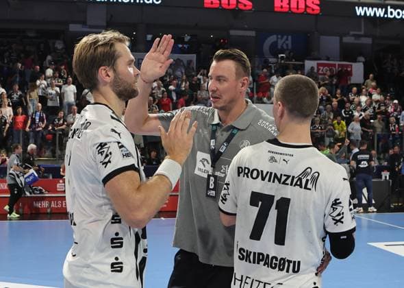 28 08 2025 Handball 1 Bundesliga DAIKIN HBL Season 2025 2026 01 Matchday HC Erlangen Metropolregion Nuremberg HCE THW Kiel DaMa xdaxmax Cheers of joy after the end of the match Filip Jicha Coach THW Kiel claps with Petter Overby 11, THW Kiel Elias Ellefsen a Skipagotu 71, THW Kiel