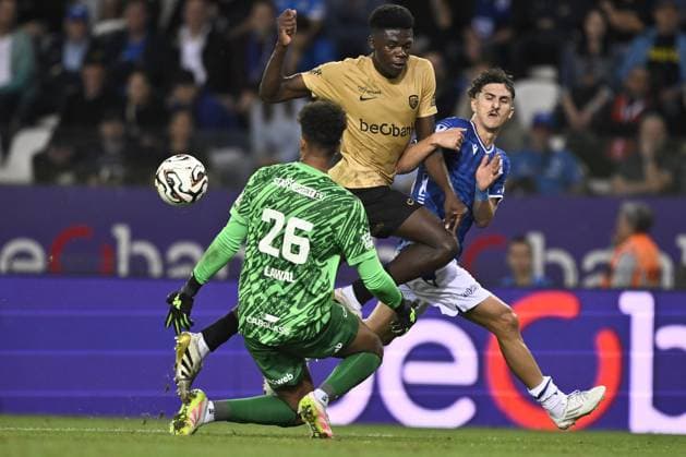 Genk s Josue Kongolo and Lech Poznan s Pablo Rodriguez fight for the ball during a soccer match between Belgian soccer team KRC Genk and Polish team KKS Lech Poznan, in Genk on Thursday 28 August 2025, the return leg in the play-offs of the UEFA Europa League competition. Genk won the first leg 1-5. JOHAN EYCKENS JohanxEyckens  x132681380x