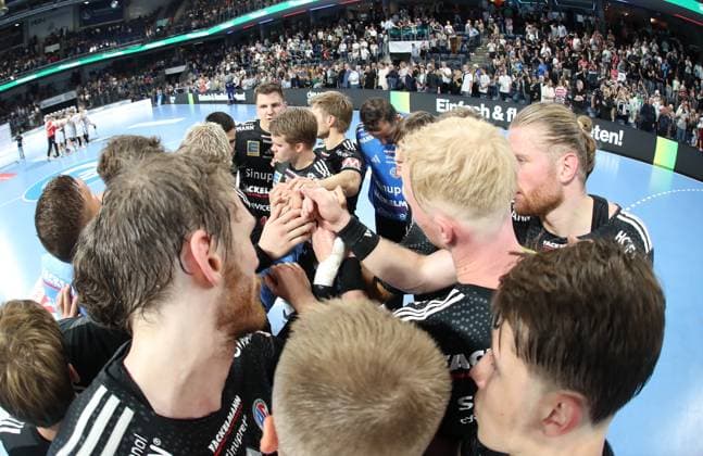 28 08 2025 Handball 1 Bundesliga DAIKIN HBL Season 2025 2026 01 Matchday HC Erlangen Metropolitan Region Nuremberg HCE THW Kiel DaMa xdaxmax Team Team of HC Erlangen HCE disappointed Disappointment after the end of the match