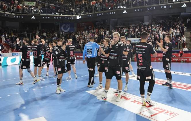 28 08 2025 Handball 1 Bundesliga DAIKIN HBL Season 2025 2026 01 Matchday HC Erlangen Metropolitan Region Nuremberg HCE THW Kiel DaMa xdaxmax Team Team of HC Erlangen HCE disappointed Disappointment after the end of the match