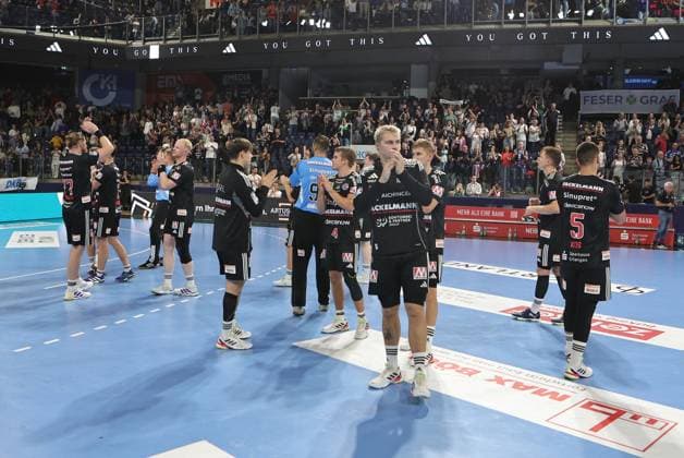 28 08 2025 Handball 1 Bundesliga DAIKIN HBL Season 2025 2026 01 Matchday HC Erlangen Metropolitan Region Nuremberg HCE THW Kiel DaMa xdaxmax Team Team of HC Erlangen HCE disappointed Disappointment after the end of the match
