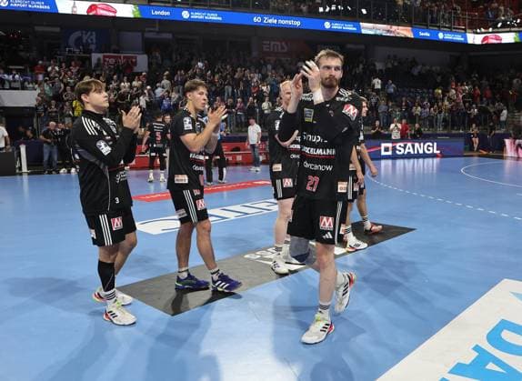 28 08 2025 Handball 1 Bundesliga DAIKIN HBL Season 2025 2026 01 Matchday HC Erlangen Metropolregion Nuremberg HCE THW Kiel DaMa xdaxmax Antonio Metzner 27, HC Erlangen HCE and team Team disappointed Disappointment after the end of the match