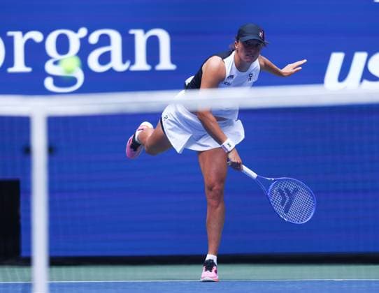 2025 US Open Tennis Championships, Day Five, Billy Jean-King Tennis Centre, Flushing Meadows, New York, USA, 28 08 2025 Iga Swiatek (POL) in action during her second round match against Suzan Lamens (NED) in the 2025 US Open at Flushing Meadows New York Billy Jean King Tennis Centre, Flushing Meadows New York USA Copyright: xMarkxGreenwoodx