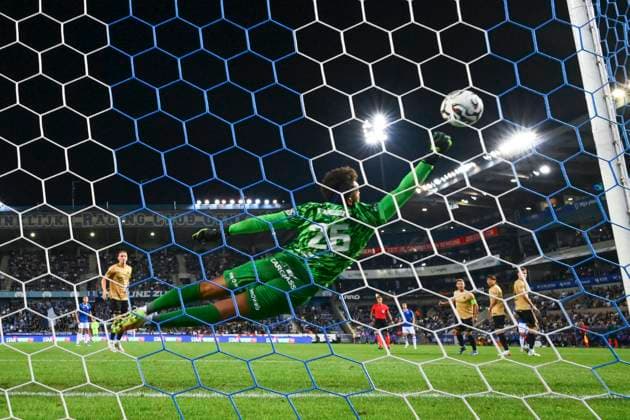 KRC Genk v Lech Poznan - UEFA Europa League GENK, BELGIUM - AUGUST 28 : Lawal Tobias goalkeeper of KRC Genk during the UEFA Europa League 2025 26 play-off round second leg between KRC Genk and Lech Poznan on August 28, 2025 in Genk, Belgium, 28 08 2025 Genk Belgium  Copyright: xVincentxKalutx