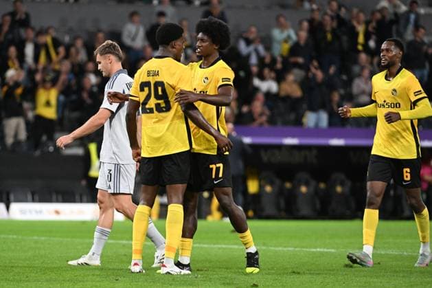 28 08 2025, Bern, Wankdorf, Uefa Europa League, Playoffs, BSC Young Boys Slovan Bratislava, 77 Joel Monteiro Young Boys congratulates 29 Chris Bedia Young Boys on his goal for 2 0 Bern Wankdorf Bern Switzerland Copyright: xJustPictures.ch ManuelxWinterbergerx jp-de-MaWi-MWI_1316