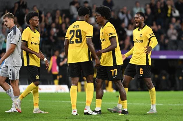 28 08 2025, Bern, Wankdorf, Uefa Europa League, Playoffs, BSC Young Boys Slovan Bratislava, 77 Joel Monteiro Young Boys and 6 Edimilson Fernandes Young Boys congratulate 29 Chris Bedia Young Boys on his goal for 2 0 Bern Wankdorf Bern Switzerland Copyright: xJustPictures.ch ManuelxWinterbergerx jp-de-MaWi-MWI_1319
