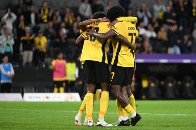 28 08 2025, Bern, Wankdorf, Uefa Europa League, Playoffs, BSC Young Boys Slovan Bratislava, the players of BSC Young Boys celebrate the goal of 29 Chris Bedia Young Boys to 2 0 Bern Wankdorf Bern Switzerland Copyright: xJustPictures.ch ManuelxWinterbergerx jp-de-MaWi-MWI_1324
