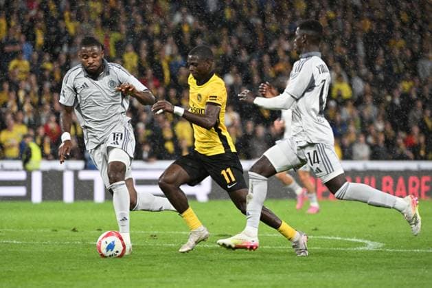 28 08 2025, Bern, Wankdorf, Uefa Europa League, Playoffs, BSC Young Boys Slovan Bratislava, 11 Ebrima Colley Young Boys vs 19 Sidoine Chounkwi Fogning Bratislava and 14 Alasana Yirajang Bratislava Bern Wankdorf Bern Switzerland Copyright: xJustPictures.ch ManuelxWinterbergerx jp-de-MaWi-MWI_1366