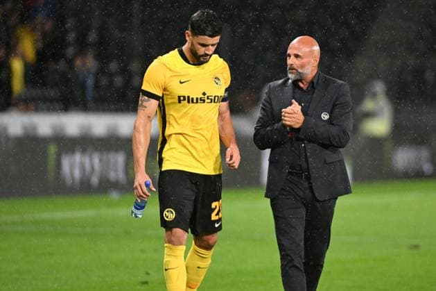 28 08 2025, Bern, Wankdorf, Uefa Europa League, Playoffs, BSC Young Boys Slovan Bratislava, 23 Loris Benito Young Boys in conversation with coach Giorgio Contini Bern Wankdorf Bern Switzerland Copyright: xJustPictures.ch ManuelxWinterbergerx jp-de-MaWi-MWI_1403