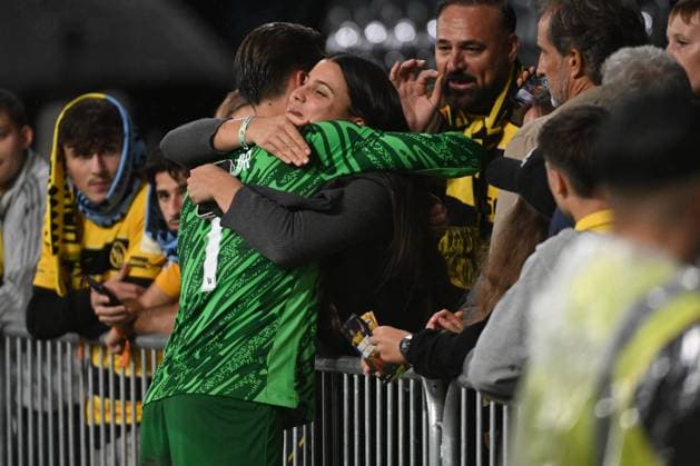 28 08 2025, Bern, Wankdorf, Uefa Europa League, Playoffs, BSC Young Boys Slovan Bratislava, 1 Marvin Keller Young Boys is congratulated after the victory Bern Wankdorf Bern Switzerland Copyright: xJustPictures.ch ManuelxWinterbergerx jp-de-MaWi-MWI_1488