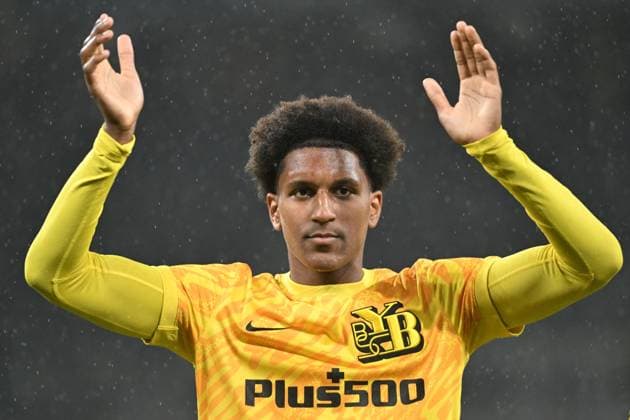 28 08 2025, Bern, Wankdorf, Uefa Europa League, Playoffs, BSC Young Boys Slovan Bratislava, 57 Olivier Mambwa Young Boys celebrates after the victory Bern Wankdorf Bern Switzerland Copyright: xJustPictures.ch ManuelxWinterbergerx jp-de-MaWi-MWI_1438