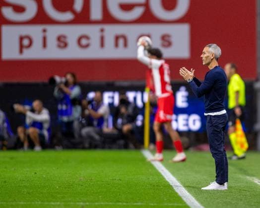 August 28, 2025, Braga, Braga, Portugal: CARLOS VICENS head coach of SC Braga seen reacting during the UEFA Europe League 2025 26 playoff match between SC Braga and Lincoln Red Imps at Estadio Municipal de Braga on August 28, 2025 in Braga, Portugal. Braga Portugal - ZUMAl192 20250828_zsp_l192_032 Copyright: xMiguelxLemosx