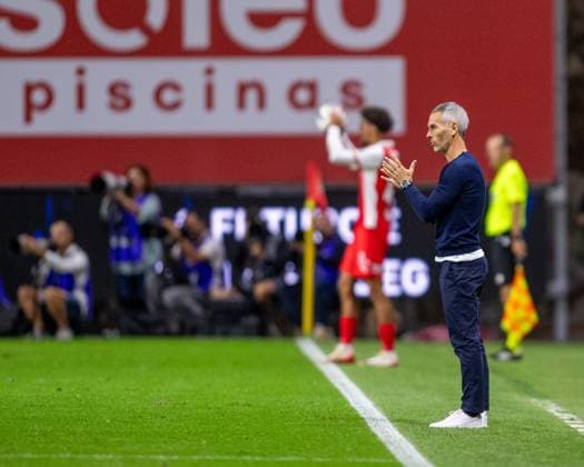 August 28, 2025, Braga, Braga, Portugal: CARLOS VICENS head coach of SC Braga seen reacting during the UEFA Europe League 2025 26 playoff match between SC Braga and Lincoln Red Imps at Estadio Municipal de Braga on August 28, 2025 in Braga, Portugal. Braga Portugal - ZUMAl192 20250828_zsp_l192_033 Copyright: xMiguelxLemosx