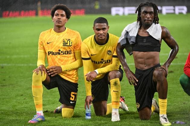 28 08 2025, Bern, Wankdorf, Uefa Europa League, Playoffs, BSC Young Boys Slovan Bratislava, f l n r 57 Olivier Mambwa Young Boys , 45 Rayan Raveloson Young Boys and 4 Tanguy Zoukrou Young Boys after the victory Bern Wankdorf Bern Switzerland Copyright: xJustPictures.ch ManuelxWinterbergerx jp-de-MaWi-MWI_1445