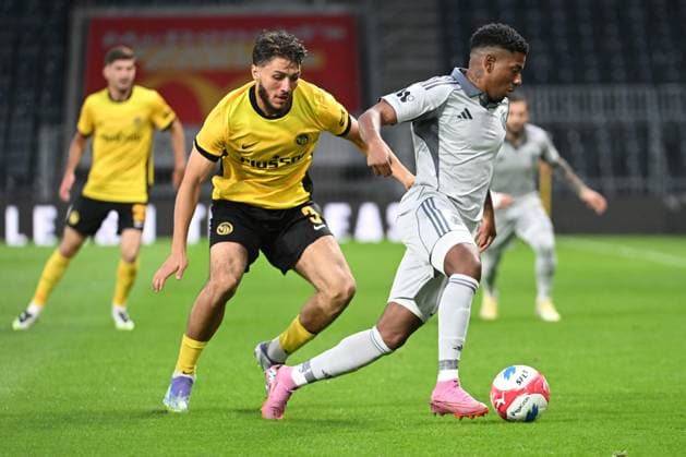 28 08 2025, Bern, Wankdorf, Uefa Europa League, Playoffs, BSC Young Boys Slovan Bratislava, 3 Jaouen Hadjam Young Boys vs 28 Cesar Blackman Bratislava Bern Wankdorf Bern Switzerland Copyright: xJustPictures.ch ManuelxWinterbergerx jp-de-MaWi-MWI_1136