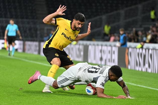 28 08 2025, Bern, Wankdorf, Uefa Europa League, Playoffs, BSC Young Boys Slovan Bratislava, 23 Loris Benito Young Boys vs 28 Cesar Blackman Bratislava Bern Wankdorf Bern Switzerland Copyright: xJustPictures.ch ManuelxWinterbergerx jp-de-MaWi-MWI_1185