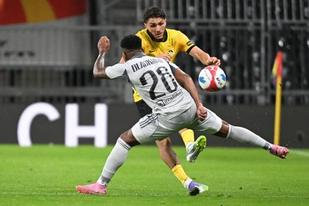 28 08 2025, Bern, Wankdorf, Uefa Europa League, Playoffs, BSC Young Boys Slovan Bratislava, 3 Jaouen Hadjam Young Boys vs 38 Cesar Blackman Bratislava Bern Wankdorf Bern Switzerland Copyright: xJustPictures.ch ManuelxWinterbergerx jp-de-MaWi-MWI_1205