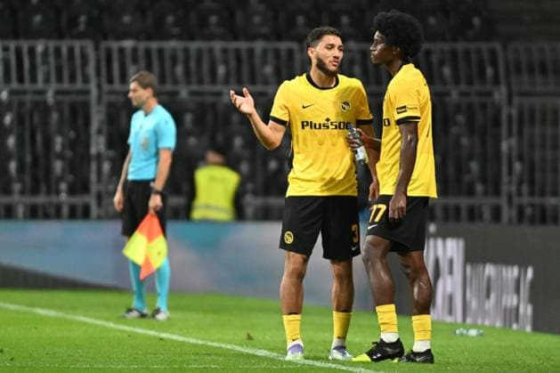 28 08 2025, Bern, Wankdorf, Uefa Europa League, Playoffs, BSC Young Boys Slovan Bratislava, 3 Jaouen Hadjam Young Boys in conversation with 77 Joel Monteiro Young Boys Bern Wankdorf Bern Switzerland Copyright: xJustPictures.ch ManuelxWinterbergerx jp-de-MaWi-MWI_1214