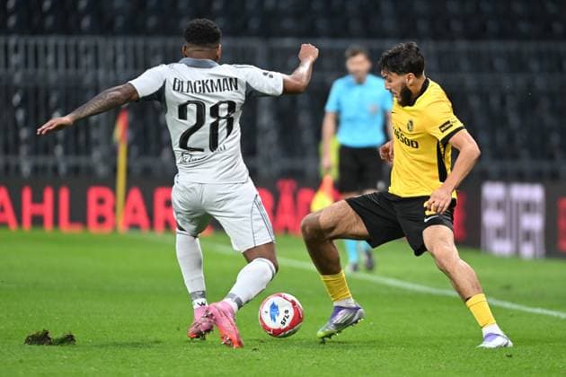 28 08 2025, Bern, Wankdorf, Uefa Europa League, Playoffs, BSC Young Boys Slovan Bratislava, 3 Jaouen Hadjam Young Boys vs 38 Cesar Blackman Bratislava Bern Wankdorf Bern Switzerland Copyright: xJustPictures.ch ManuelxWinterbergerx jp-de-MaWi-MWI_1147