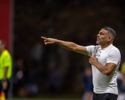 August 28, 2025, Braga, Braga, Portugal: JUAN JOSE BEZARES head coach of Lincoln Red Imps FC seen on action during the UEFA Europe League 2025 26 playoff match between SC Braga and Lincoln Red Imps at Estadio Municipal de Braga on August 28, 2025 in Braga, Portugal. Braga Portugal - ZUMAl192 20250828_zsp_l192_049 Copyright: xMiguelxLemosx