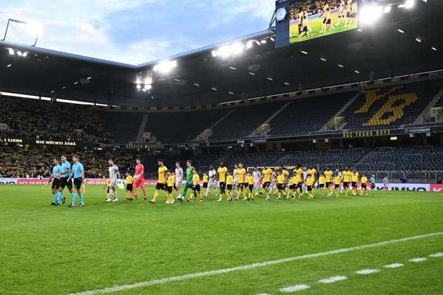 28 08 2025, Bern, Wankdorf, Uefa Europa League, Playoffs, BSC Young Boys Slovan Bratislava, the players enter the pitch Bern Wankdorf Bern Switzerland Copyright: xJustPictures.ch ManuelxWinterbergerx jp-de-MaWi-MWI_1088