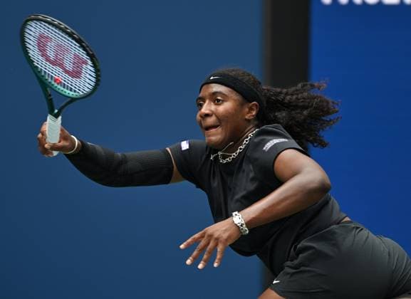 Hailey Baptiste of USA returns a volley to Naomi Osaka of Japan on Louis Armstrong Stadium on day 5 at the 2025 US Open Tennis Championship at the USTA Billie Jean King National Tennis Center in New York City on Thursday, August 28, 2025.  NYP202508283010 LARRYxMARANO