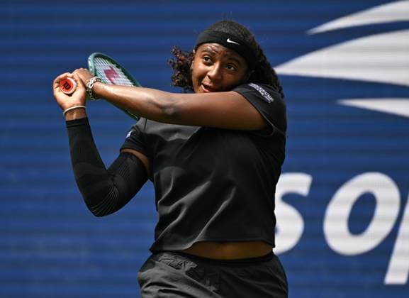 Hailey Baptiste of USA returns a volley to Naomi Osaka of Japan on Louis Armstrong Stadium on day 5 at the 2025 US Open Tennis Championship at the USTA Billie Jean King National Tennis Center in New York City on Thursday, August 28, 2025.  NYP20250828309 LARRYxMARANO