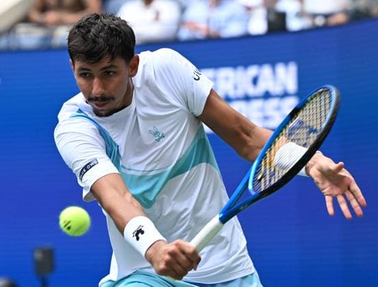 (250829) -- NEW YORK, Aug. 29, 2025 -- Alexei Popyrin hits a return during the men s singles second round match between Jannik Sinner of Italy and Alexei Popyrin of Australia at the 2025 US Open tennis championships in New York, the United States, on Aug. 28, 2025. ) (SP)U.S.-NEW YORK-TENNIS-US OPEN-MEN S SINGLES-SINNER VS POPYRIN LixRui 