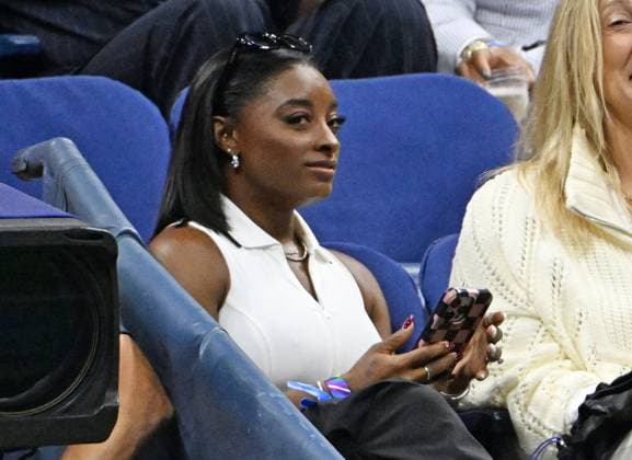 Simone Biles is seen watching Coco Gauff of USA Vs Donna Vekic of CRO, Gauff wins in straight sets 7-6 6-2 on Arthur Ashe Stadium on day 5 at the 2025 US Open Tennis Championship at the USTA Billie Jean King National Tennis Center in New York City on Thursday, August 28, 2025.  NYP20250828328 LARRYxMARANO