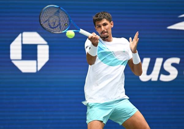(250829) -- NEW YORK, Aug. 29, 2025 -- Alexei Popyrin hits a return during the men s singles second round match between Jannik Sinner of Italy and Alexei Popyrin of Australia at the 2025 US Open tennis championships in New York, the United States, on Aug. 28, 2025. ) (SP)U.S.-NEW YORK-TENNIS-US OPEN-MEN S SINGLES-SINNER VS POPYRIN LixRui 