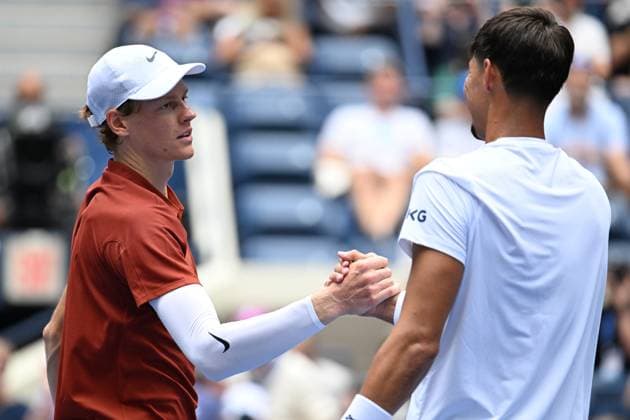 (250829) -- NEW YORK, Aug. 29, 2025 -- Jannik Sinner (L) of Italy and Alexei Popyrin of Australia shake hands after their men s singles second round match at the 2025 US Open tennis championships in New York, the United States, on Aug. 28, 2025. ) (SP)U.S.-NEW YORK-TENNIS-US OPEN-MEN S SINGLES-SINNER VS POPYRIN LixRui 
