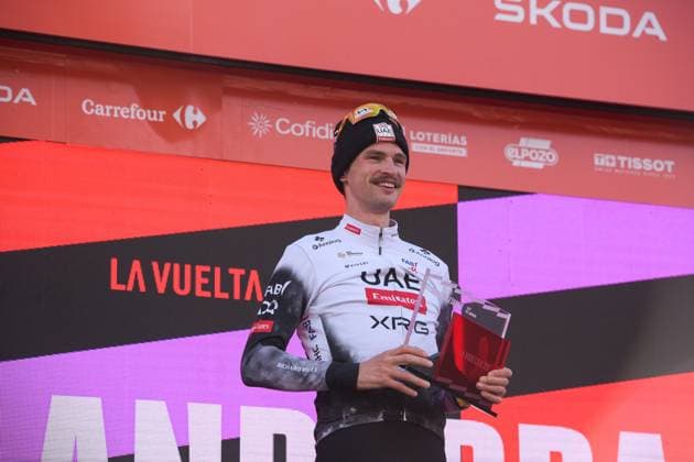 La Vuelta - 80th Tour of Spain 2025 - Stage 6 Jay Vine from Australia of the UAE Team Emirates XRG stands on the podium in stage 6 of La Vuelta 2025, which connects Olot in Girona and Pal in Andorra, in Pal, Andorra, on August 28, 2025. Andorra Arinsal Andorra  Copyright: xMartinxSilvaxCosentinox originalFilename:silvacosentino-jayvinef250828_np50x.jpg