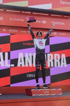 La Vuelta - 80th Tour of Spain 2025 - Stage 6 Jay Vine from Australia of the UAE Team Emirates XRG stands on the podium in stage 6 of La Vuelta 2025, which connects Olot in Girona and Pal in Andorra, in Pal, Andorra, on August 28, 2025. Andorra Arinsal Andorra  Copyright: xMartinxSilvaxCosentinox originalFilename:silvacosentino-jayvinef250828_np7Ew.jpg