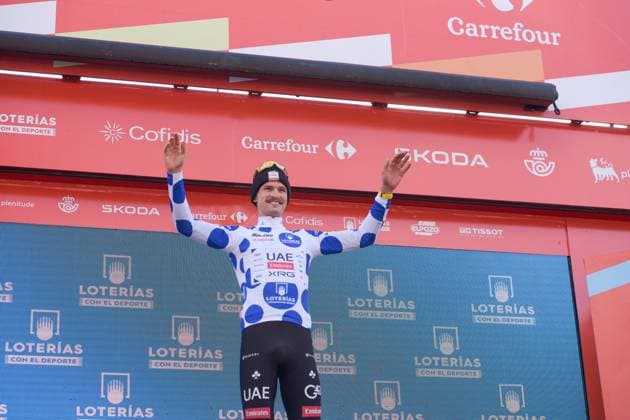 La Vuelta - 80th Tour of Spain 2025 - Stage 6 Jay Vine from Australia of the UAE Team Emirates XRG stands on the podium in stage 6 of La Vuelta 2025, which connects Olot in Girona and Pal in Andorra, in Pal, Andorra, on August 28, 2025. Andorra Arinsal Andorra  Copyright: xMartinxSilvaxCosentinox originalFilename:silvacosentino-jayvinef250828_npBgq.jpg